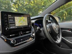 
										Toyota Corolla HYBRID full									